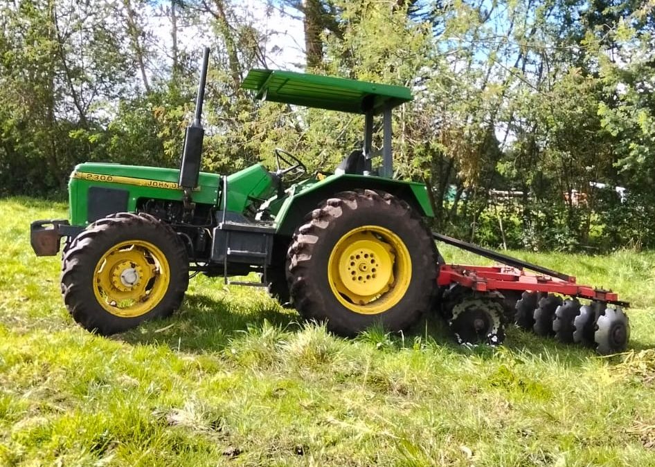 Tractores John Deere 2300, 2400 y 2800.